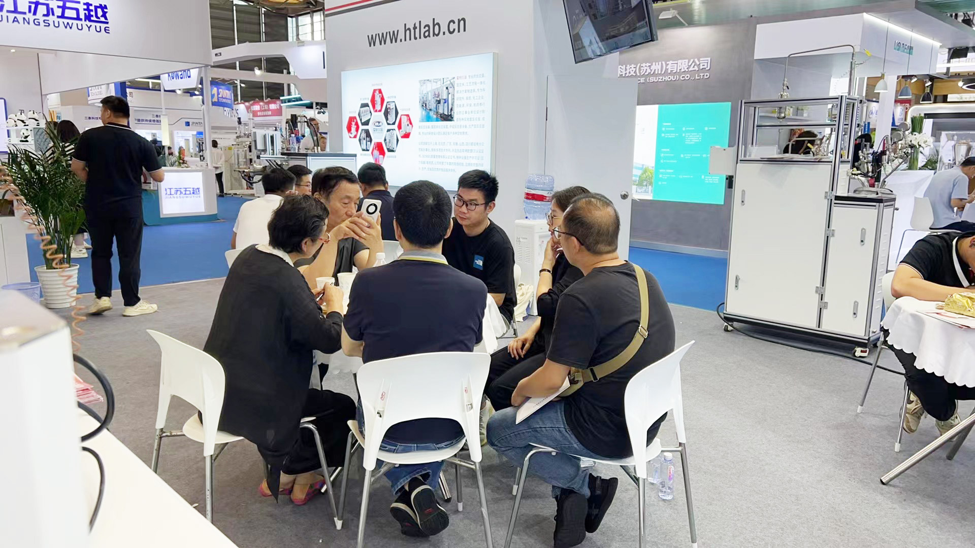 jn江南,江南体育官方网站,JN体育,jn江南·体育登录入口技术人员与客户面对面交流沟通