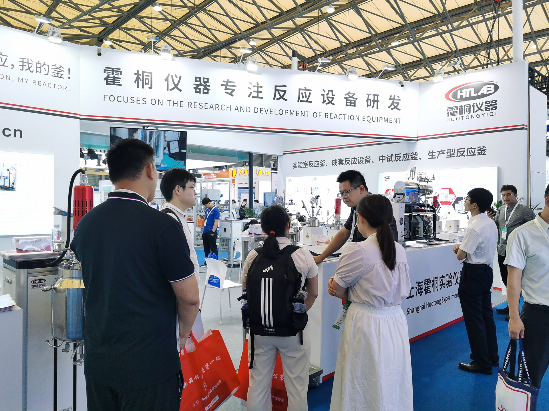 展台前为客户介绍jn江南,江南体育官方网站,JN体育,jn江南·体育登录入口主要的实验室反应釜